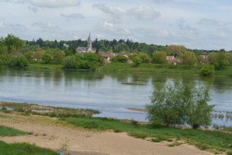 france, région centre, Loiret, Briare, la Loire aux abords du pont canal,