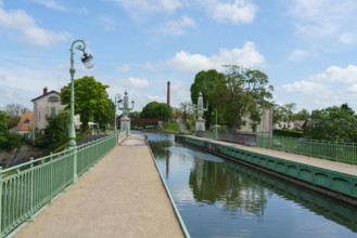 france, région centre, Loiret, Briare, pont canal de Birare, pont-canal portant le canal latéral à