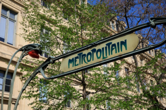 Paris, entrée de la station Cité