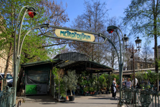 Paris, entrée de la station Cité et Marché aux Fleurs