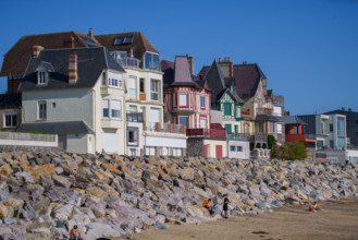 france, region Normandie, Manche, cotentin, Agon coutainville,  plage, promenade de Chausey, villas