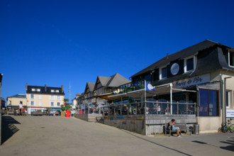 france, region Normandie, Manche, cotentin, Agon coutainville,  plage, promenade de Chausey,