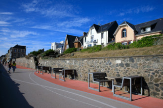 france, region Normandie, Manche, cotentin, Agon coutainville,  plage, promenade de Chausey,