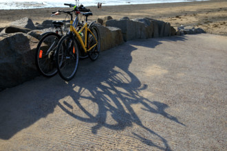 france, region Normandie, Manche, cotentin, Agon coutainville,  plage, promenade de Chausey,