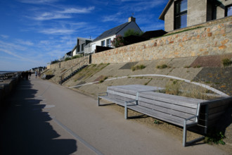 france, region Normandie, Manche, cotentin, Agon coutainville,  plage, promenade de Chausey,