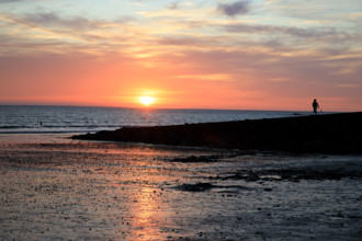 france, region Normandie, Manche, cotentin, Agon coutainville,  plage au soleil couchant