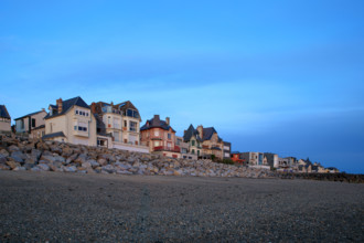 france, region Normandie, Manche, cotentin, Agon coutainville,  plage au soleil couchant