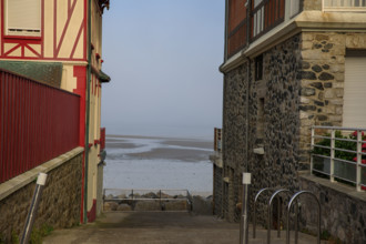 France, region Normandie, Manche, cotentin, Agon coutainville, villas derière la plage, promenade