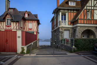 France, region Normandie, Manche, cotentin, Agon coutainville, villas derière la plage, promenade