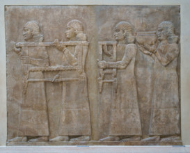 Paris, Musée du Louvre, Orthostate représentant des serviteurs imberbes portant du mobilier