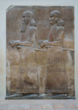 Paris, Musée du Louvre, Orthostate représentant deux serviteurs les mains croisées