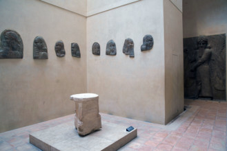 Paris, Musée du Louvre, Fragments d'orthostates et génie bénisseur ailé