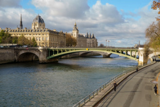 france, région Ile de France, Paris 4e arrondissement,  quai de l'hotel de ville, pont Notre-Dame,