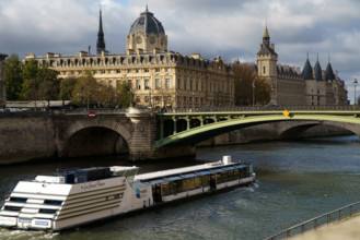 france, région Ile de France, Paris 4e arrondissement,  quai de l'hotel de ville, pont Notre-Dame,