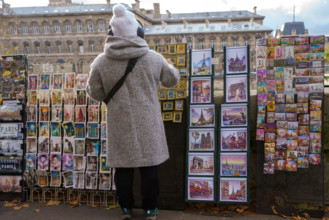 france, région Ile de France, Paris 4e arrondissement,  quai de l'hotel de ville, touriste devant