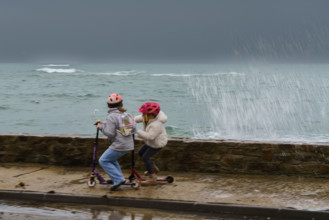france region Bretagne, Finistère sud, Concarneau, grandes marées sur la corniche,