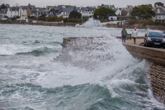 france region Bretagne, Finistère sud, Concarneau, grandes marées sur la corniche,