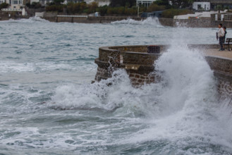 france region Bretagne, Finistère sud, Concarneau, grandes marées sur la corniche,