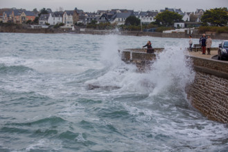 france region Bretagne, Finistère sud, Concarneau, grandes marées sur la corniche,