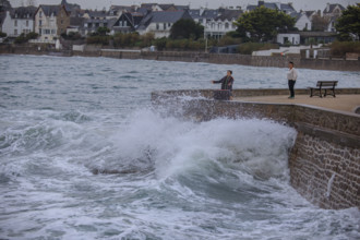 france region Bretagne, Finistère sud, Concarneau, grandes marées sur la corniche,