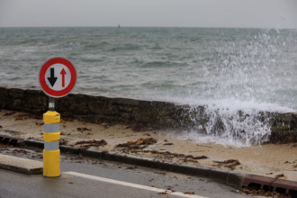 france region Bretagne, Finistère sud, Concarneau, grandes marées sur la corniche,