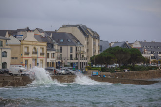 france region Bretagne, Finistère sud, Concarneau, grandes marées sur la corniche,