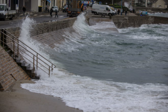 france region Bretagne, Finistère sud, Concarneau, grandes marées sur la corniche,