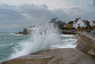 france region Bretagne, Finistère sud, Concarneau, grandes marées sur la corniche,