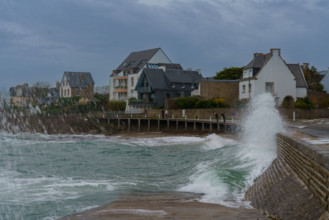 france region Bretagne, Finistère sud, Concarneau, grandes marées sur la corniche,