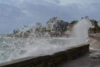 france region Bretagne, Finistère sud, Concarneau, grandes marées sur la corniche,