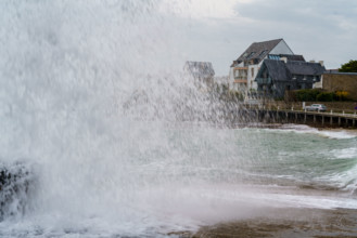france region Bretagne, Finistère sud, Concarneau, grandes marées sur la corniche,