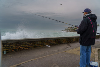 france region Bretagne, Finistère sud, Concarneau, grandes marées sur la corniche, pecheur