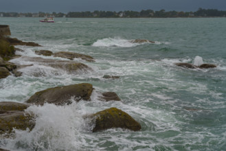 france region Bretagne, Finistère sud, Concarneau, grandes marées sur la corniche,