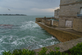 france region Bretagne, Finistère sud, Concarneau, grandes marées sur la corniche,