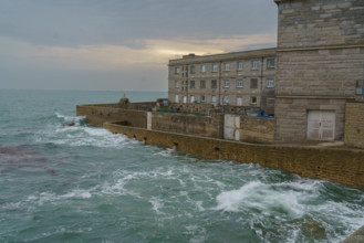 france region Bretagne, Finistère sud, Concarneau, grandes marées sur la corniche,