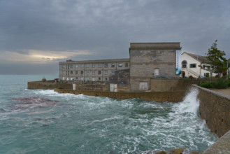 france region Bretagne, Finistère sud, Concarneau, grandes marées sur la corniche,