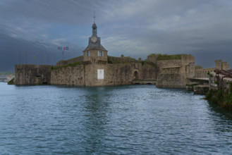 france region Bretagne, Finistère sud, Concarneau, grandes marées, le port et la ville close