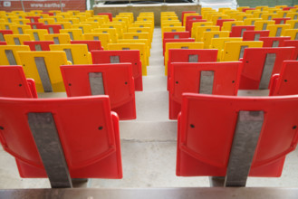 rance, région pays de la loire, sarthe, le Mans, stade Marie Marvingt, sièges jaunes et rouges.