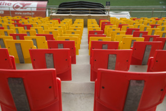 rance, région pays de la loire, sarthe, le Mans, stade Marie Marvingt, sièges jaunes et rouges.