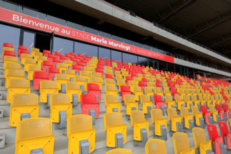 rance, région pays de la loire, sarthe, le Mans, stade Marie Marvingt, sièges jaunes et rouges.