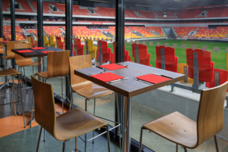 rance, région pays de la loire, sarthe, le Mans, stade Marie Marvingt, sièges jaunes et rouges.