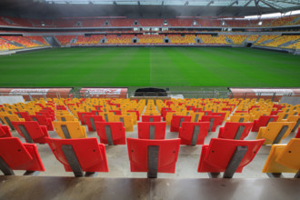 rance, région pays de la loire, sarthe, le Mans, stade Marie Marvingt, sièges jaunes et rouges.