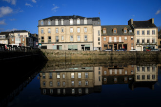 FRance, région Bretagne, Côtes d'Armor, lannion, allée du palais de justice, le Leguer