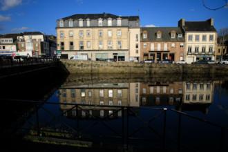 FRance, région Bretagne, Côtes d'Armor, lannion, allée du palais de justice, le Leguer