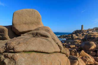 france, région Bretagne, Côtes d'Armor, côte de granit rose, Ploumanac'h, les rochers