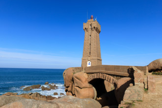 france, région Bretagne, Côtes d'Armor, côte de granit rose, Ploumanac'h, les rochers