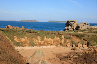 france, région Bretagne, Côtes d'Armor, côte de granit rose, Ploumanac'h, les rochers, future ile