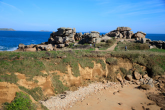 france, région Bretagne, Côtes d'Armor, côte de granit rose, Ploumanac'h, les rochers, future ile