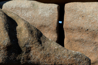 france, région Bretagne, Côtes d'Armor, côte de granit rose, Ploumanac'h, les rochers, abstraction