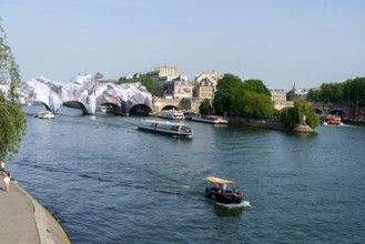 Oeuvre "La Caverne du Pont Neuf", par JR